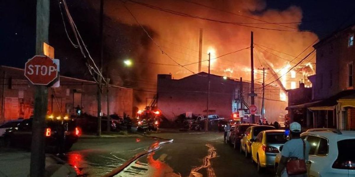 Devoró enorme incendio edificios en Filadelfia