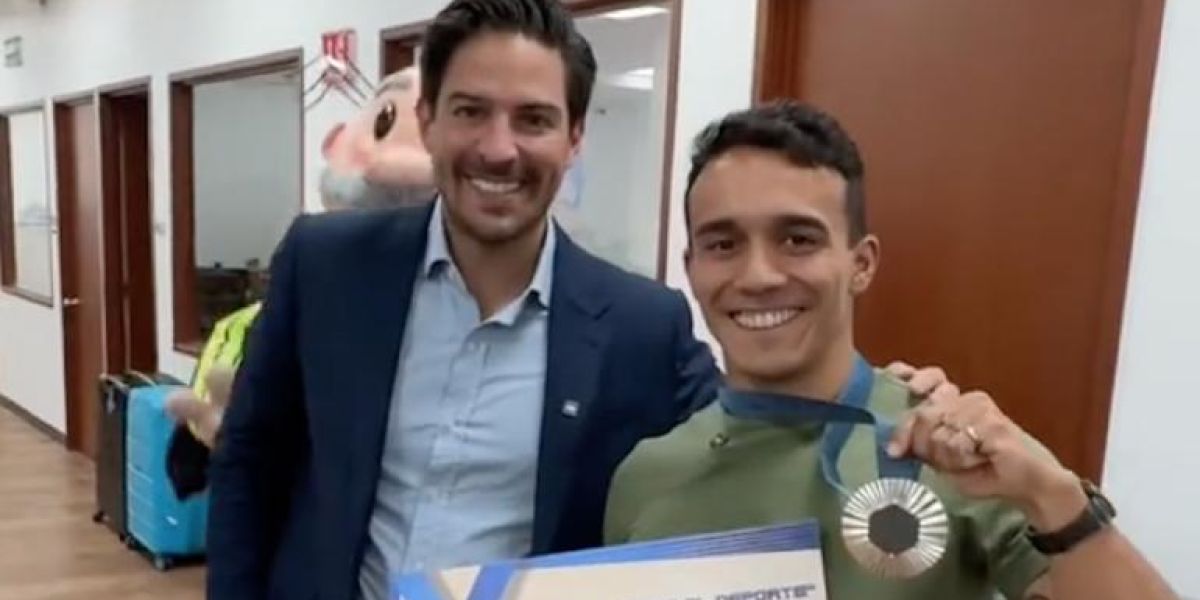 Lo prometido es deuda; hijo del Dr. Simi premió a medallistas