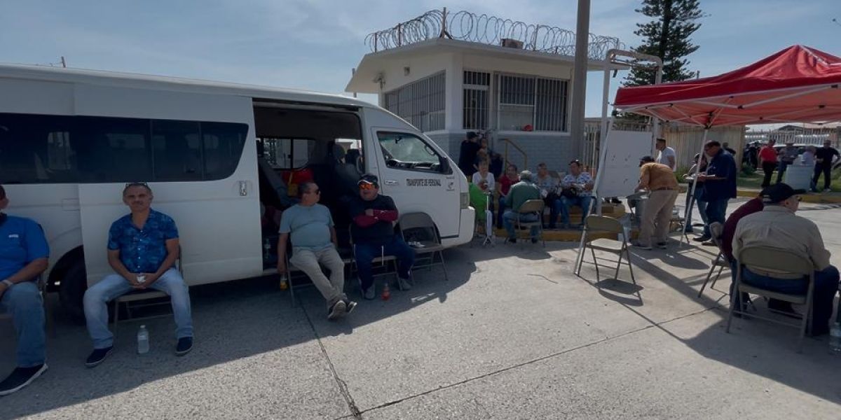 Jubilados de PEMEX protestan por suspensión de servicios médicos en Victoria