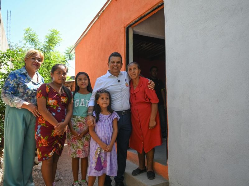 Entrega Lalo Gattás vivienda a familia de la Esfuerzo Popular