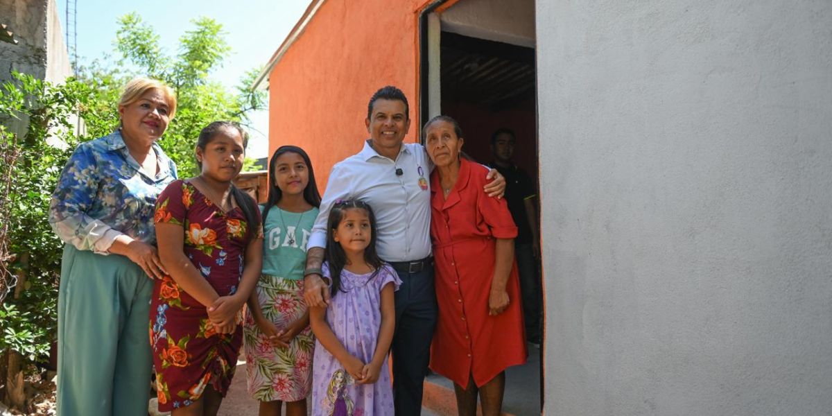 Entrega Lalo Gattás vivienda a familia de la Esfuerzo Popular