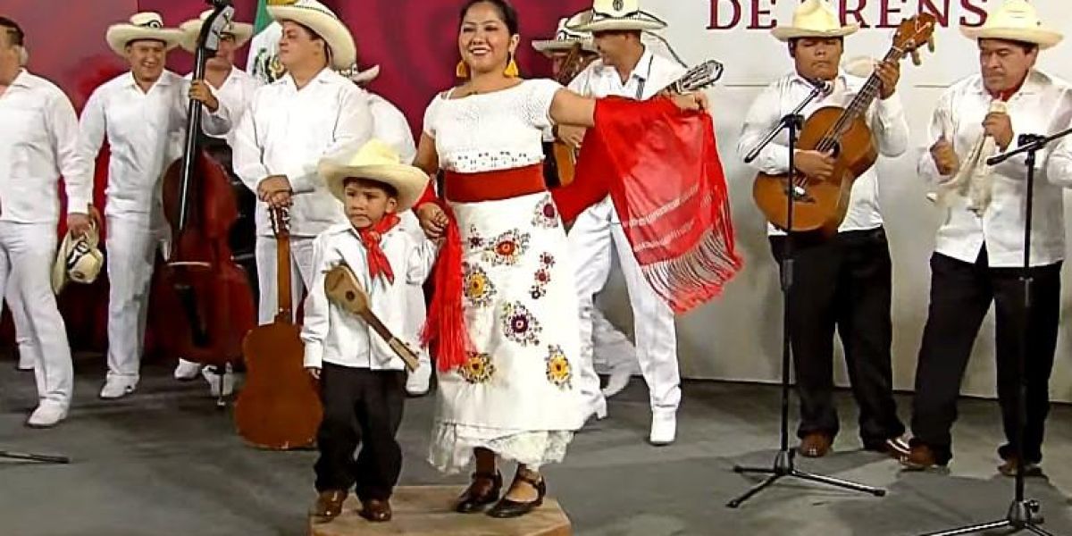 Con música de Veracruz, festejan a las madres en La Mañanera