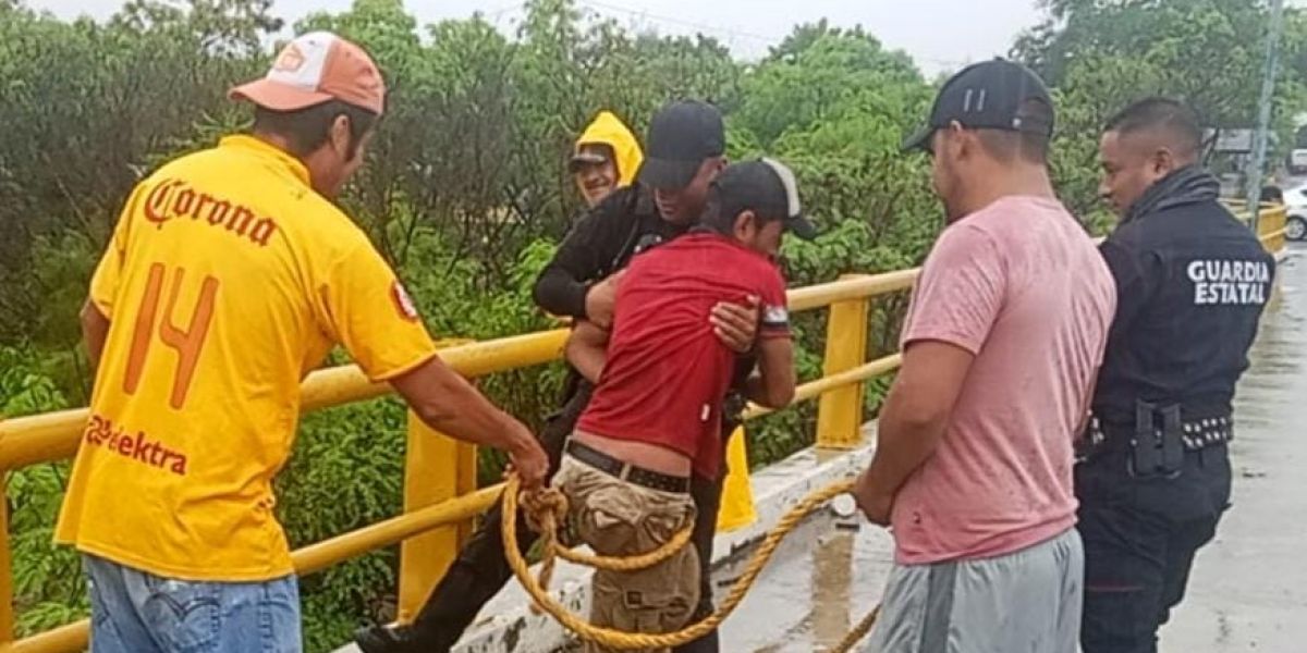 Rescatan a hombre arrastrado por la corriente del río San Marcos