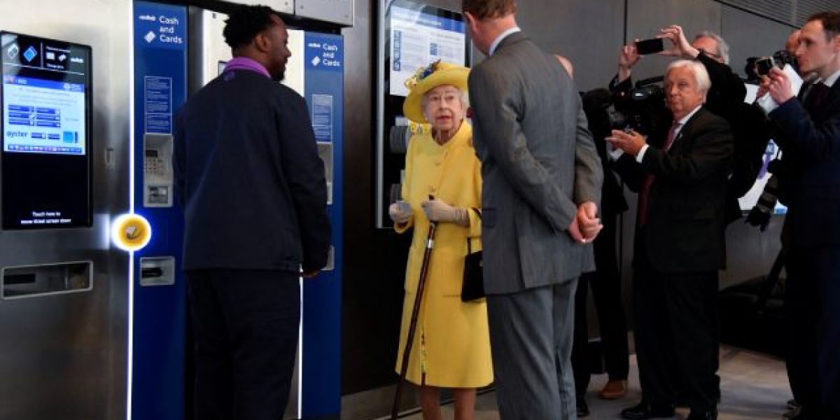 Isabel II hace aparición sorpresa para inaugurar línea del metro con su nombre