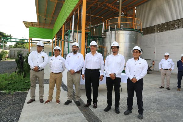 Recorre gobernador Américo Villarreal planta que transforma plásticos en combustibles en Altamira