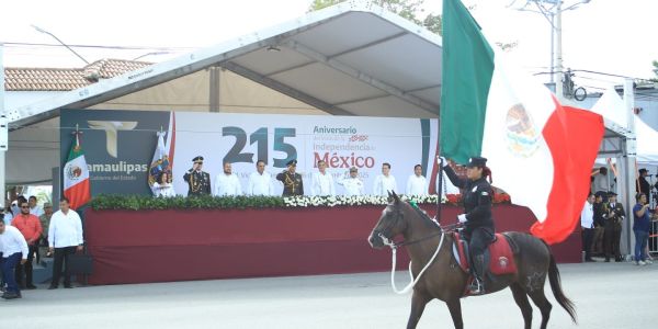 Encabeza Américo desfile cívico-militar