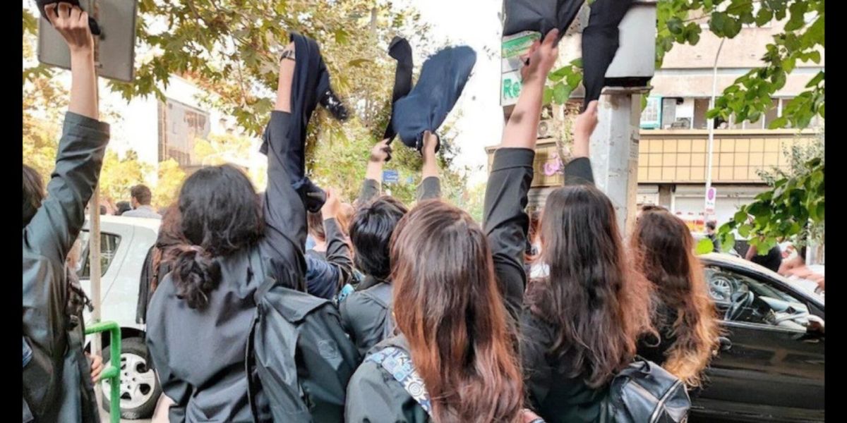 Irán suspende el uso obligatorio del hiyab