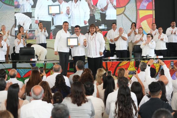 En homenaje solemne reconoce la UAT trayectoria de 215 docentes