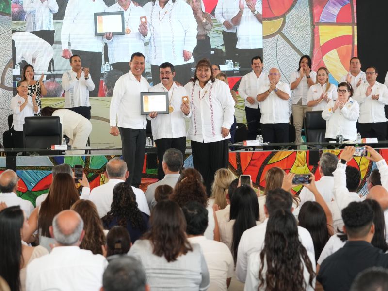 En homenaje solemne reconoce la UAT trayectoria de 215 docentes