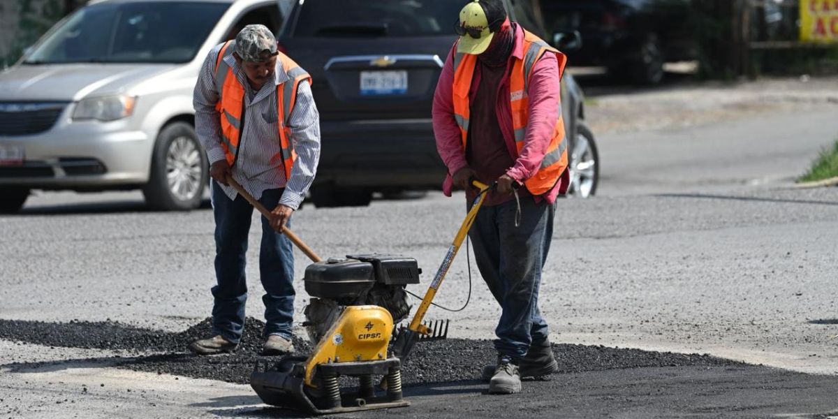Después de las lluvias ayuntamiento repara calles dañadas