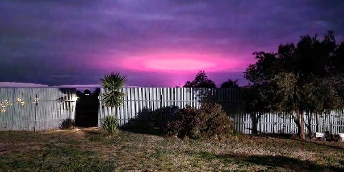Captan “misteriosa” luz rosa en Australia y revelan qué la causó
