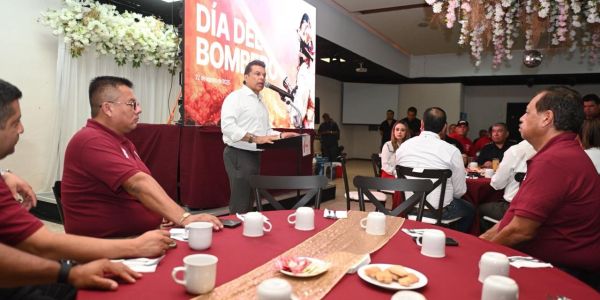 Festeja alcalde Lalo Gattás a bomberos de Victoria