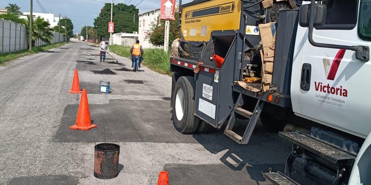 Cuadrillas siguen eliminando baches de avenidas y calles de Victoria