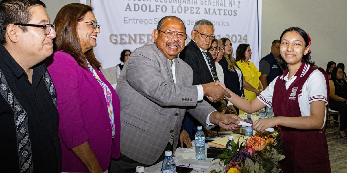 Felicita Alcalde de Matamoros a directivos  y a graduados de Secundaria General # 2