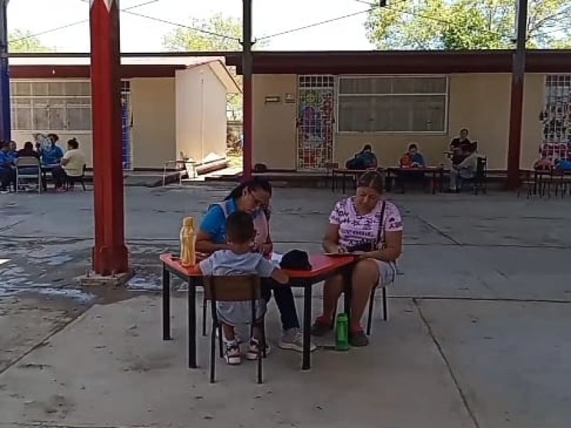 Sin agua, sin luz, alumnos toman clases a la intemperie y otros en línea