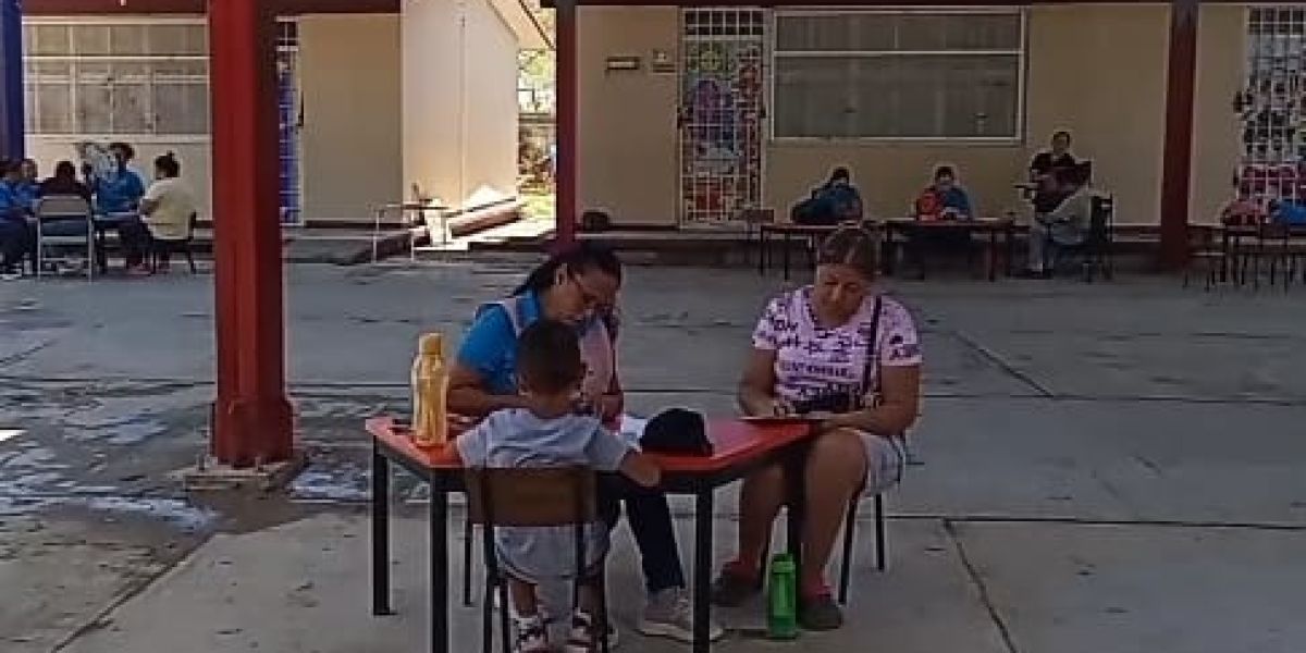 Sin agua, sin luz, alumnos toman clases a la intemperie y otros en línea