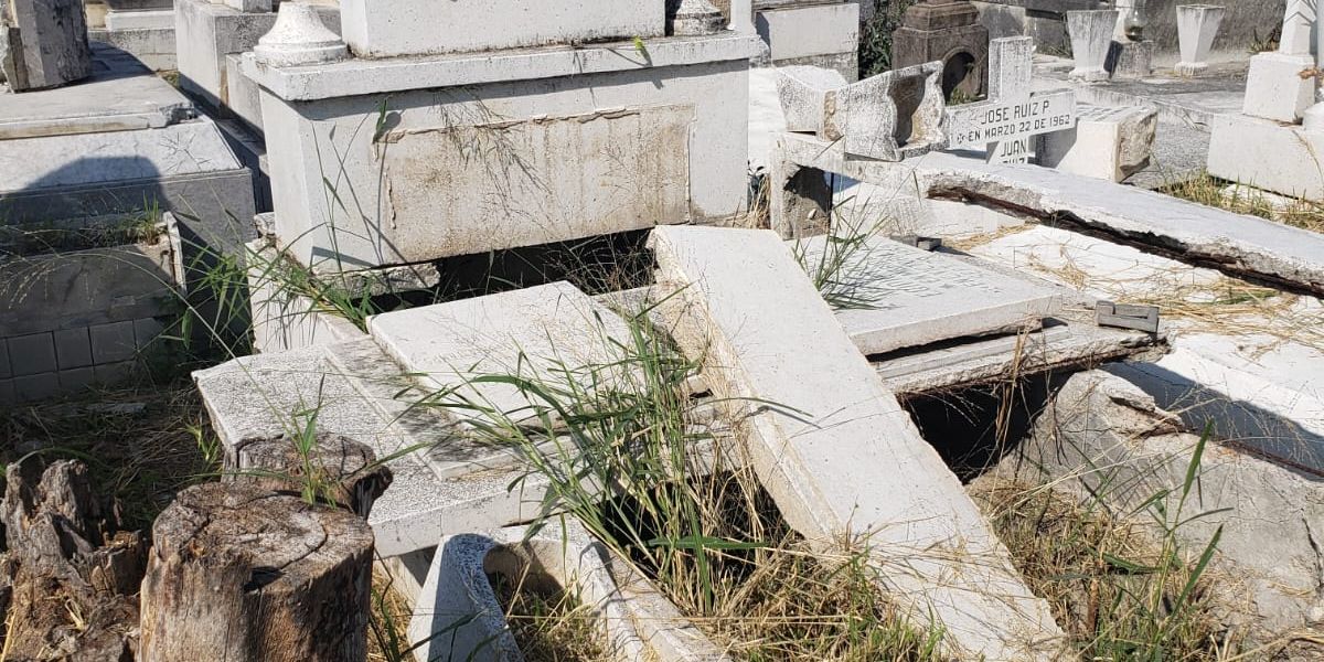 Regidor denuncia abandono y descuido en panteones de Victoria