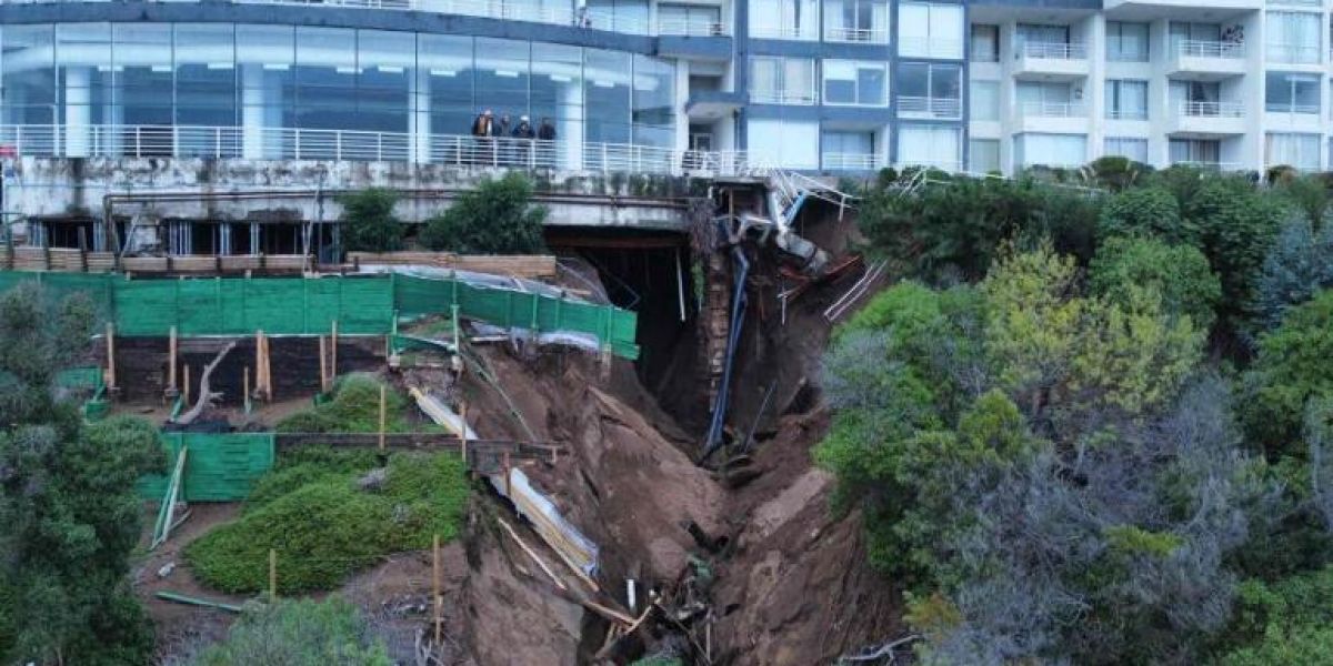 Edificio en Chile a punto de colapsar por enorme socavón