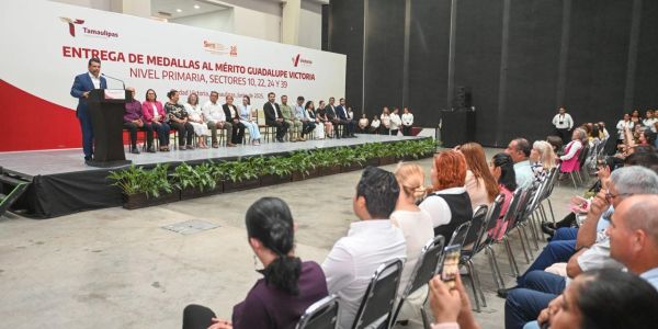 Entrega alcalde medalla Guadalupe Victoria a 163 estudiantes de excelencia.