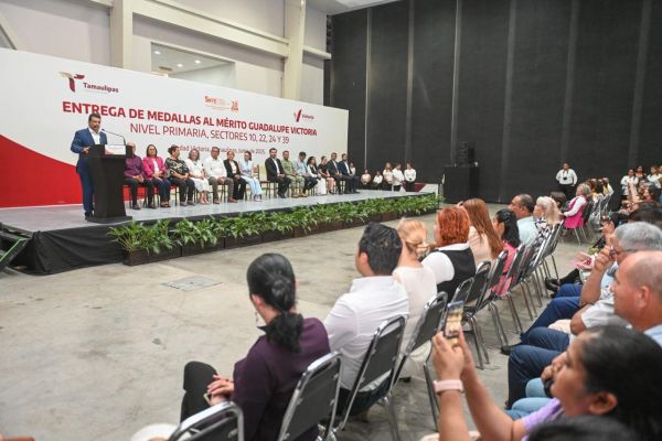 Entrega alcalde medalla Guadalupe Victoria a 163 estudiantes de excelencia.