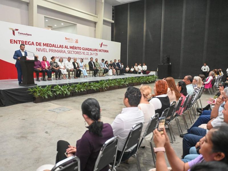 Entrega alcalde medalla Guadalupe Victoria a 163 estudiantes de excelencia.