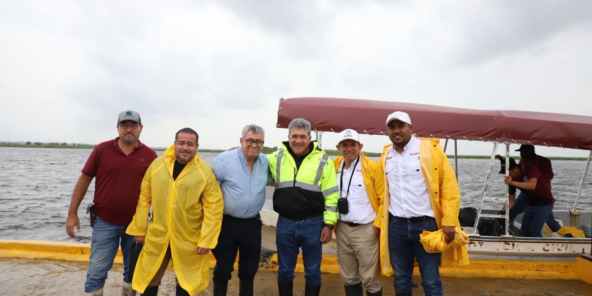 Encabeza Armando Martínez limpieza en diques del estero El Camalote