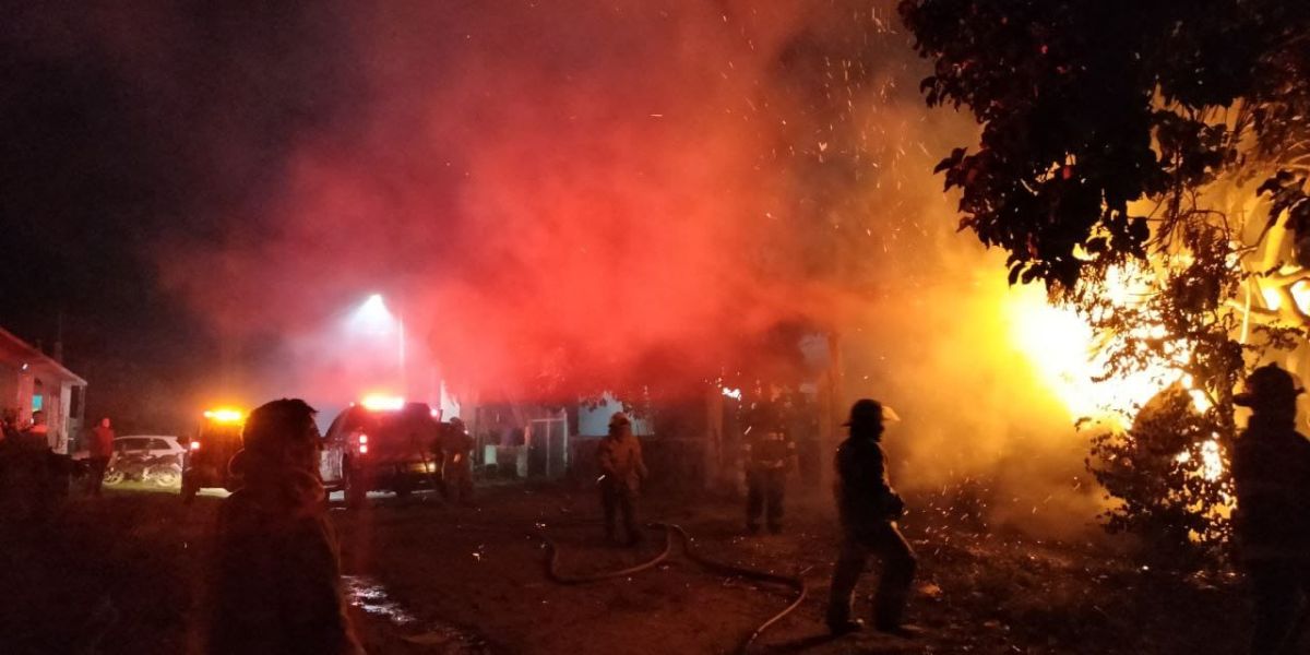 Se incendia recicladora de cartón en el ejido Francisco Medrano