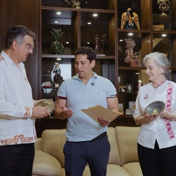 Reciben Américo y María piezas bendecidas por el Vaticano para la Virgen monumental de El Chorrito