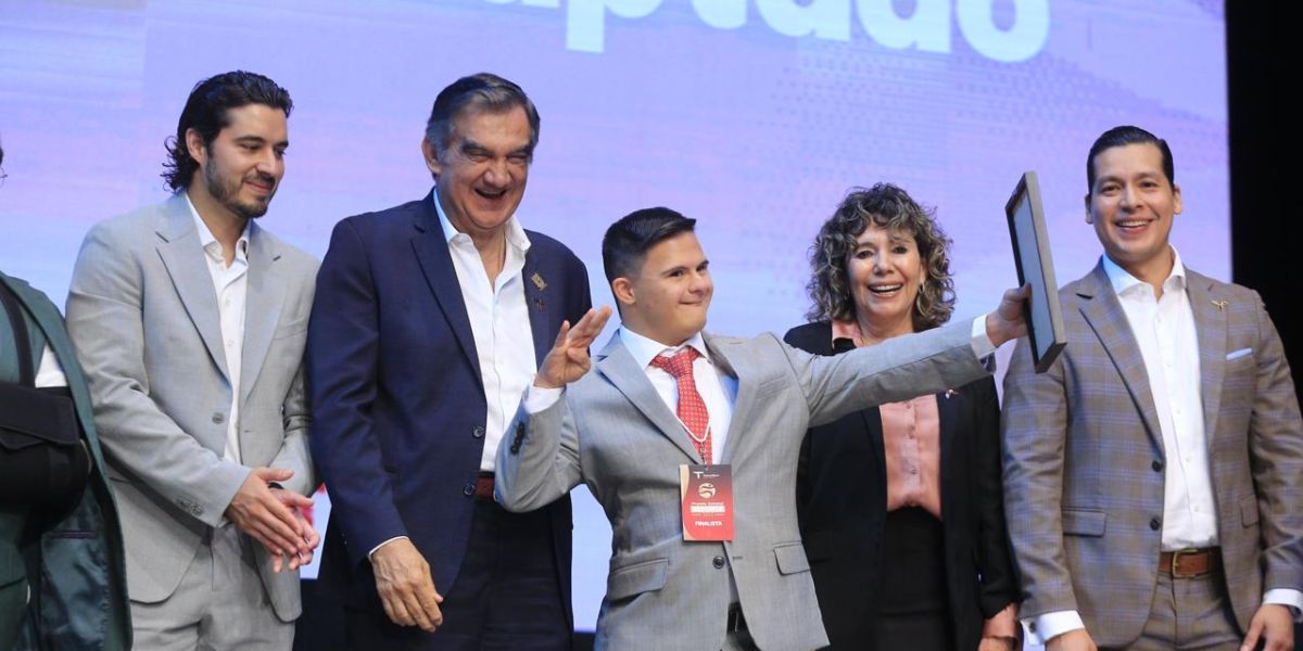 Premia Américo Villarreal a la juventud y al deporte tamaulipeco