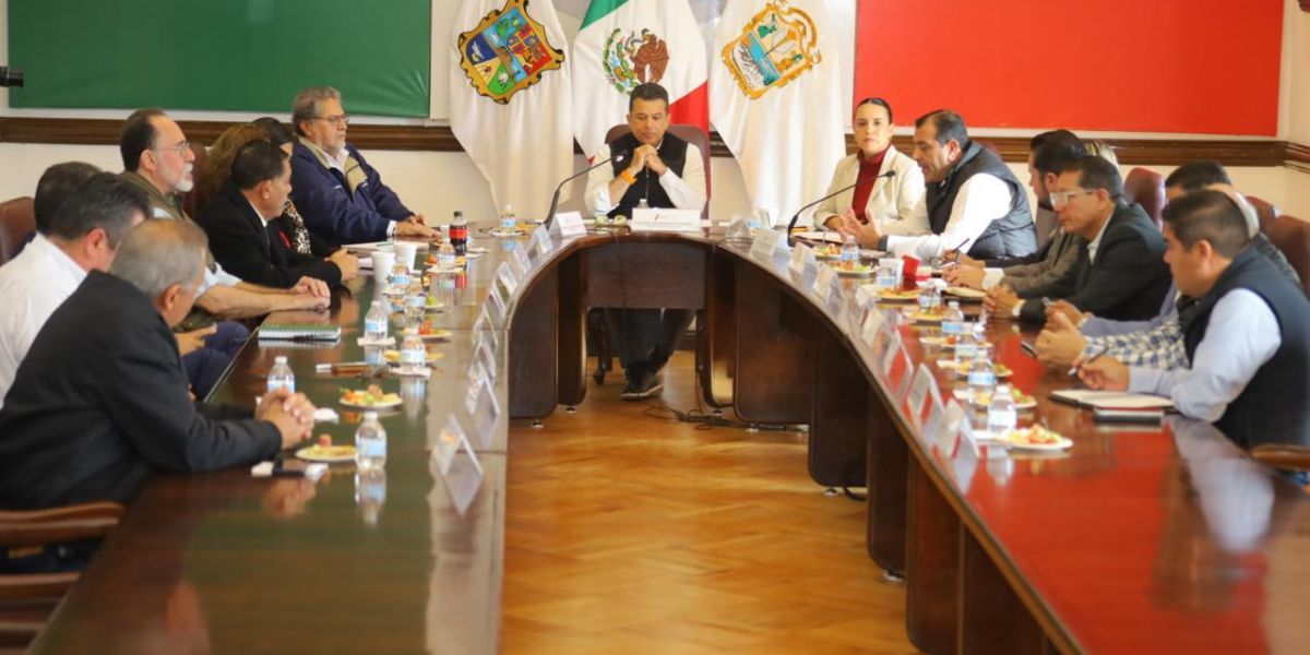 Reúne Lalo Gattás a líderes empresariales en mesa económica