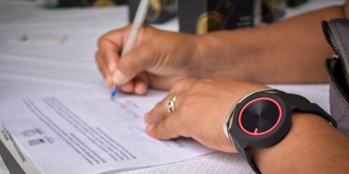 Aprueba la permanente entrega de pulseras de pánico