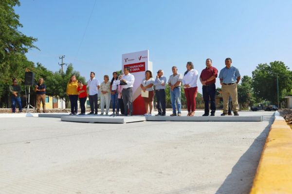 Entrega alcalde calle pavimentada con concreto hidráulico en la Col. Sierra Madre