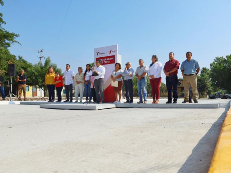 Entrega alcalde calle pavimentada con concreto hidráulico en la Col. Sierra Madre