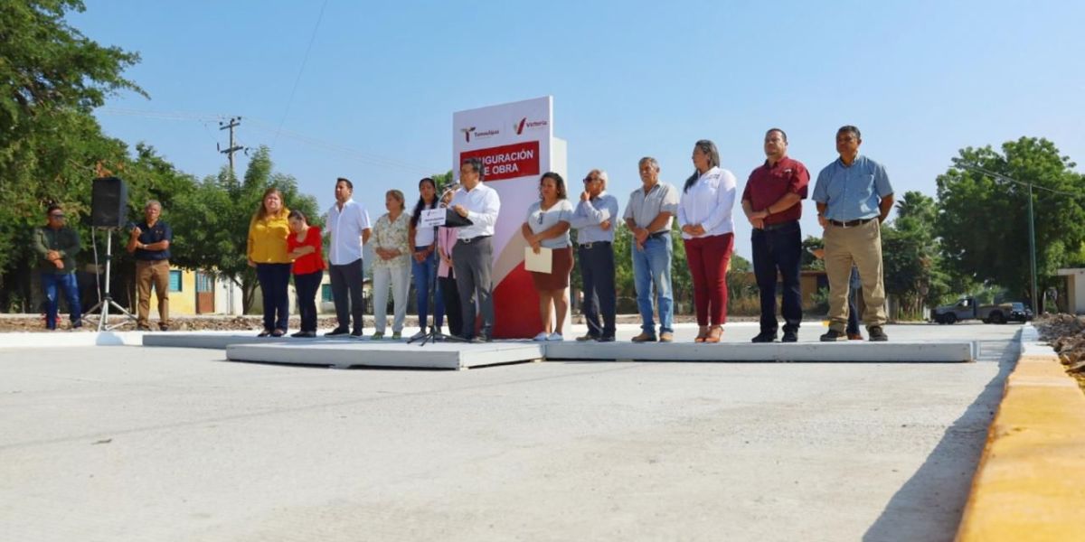 Entrega alcalde calle pavimentada con concreto hidráulico en la Col. Sierra Madre
