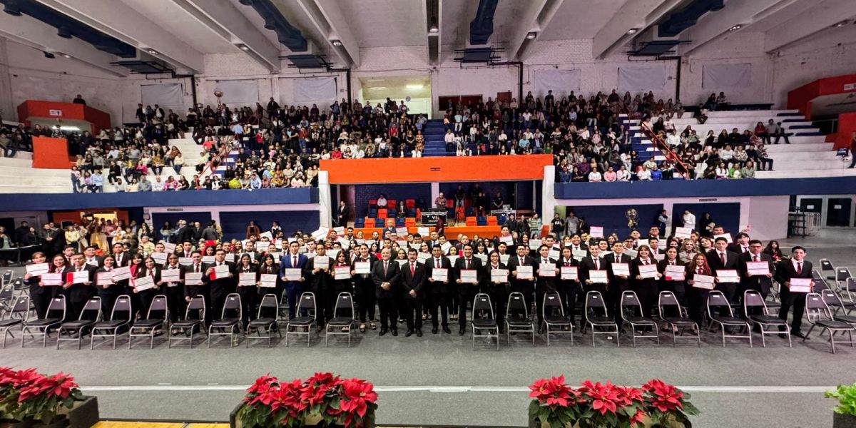 Dámaso Anaya preside graduación de egresados de ingeniería de la UAT en Tampico