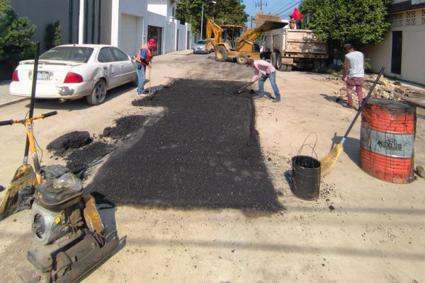 Continúa plan de bacheo en calles de Victoria