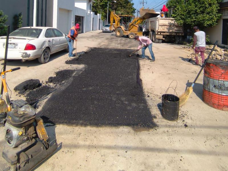 Continúa plan de bacheo en calles de Victoria