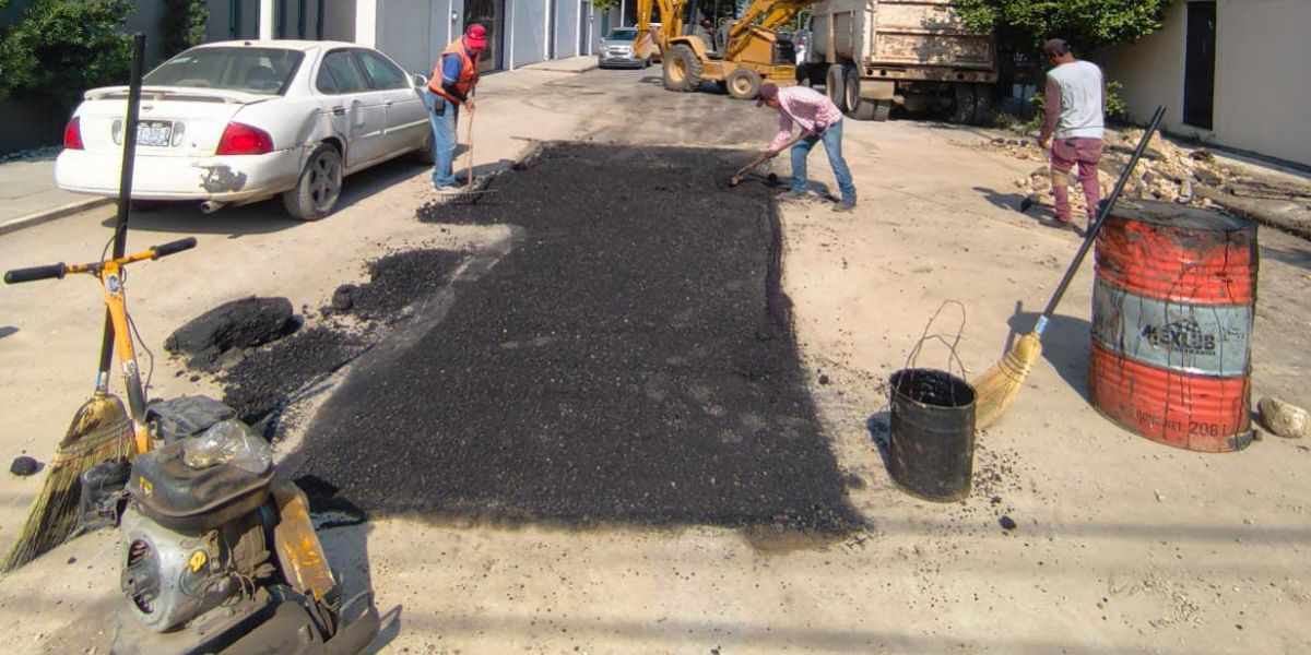 Continúa plan de bacheo en calles de Victoria