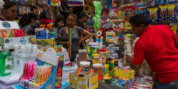 ¡Locura por útiles escolares en Victoria!  Familias invaden el centro en busca de precios bajos