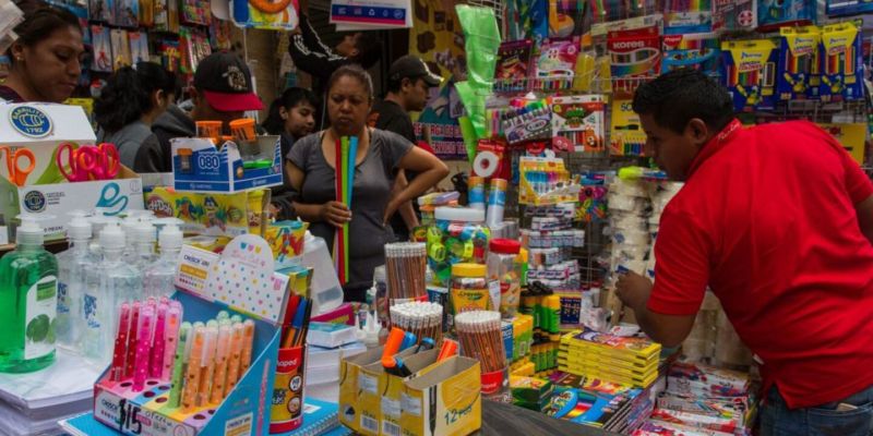 ¡Locura por útiles escolares en Victoria!  Familias invaden el centro en busca de precios bajos