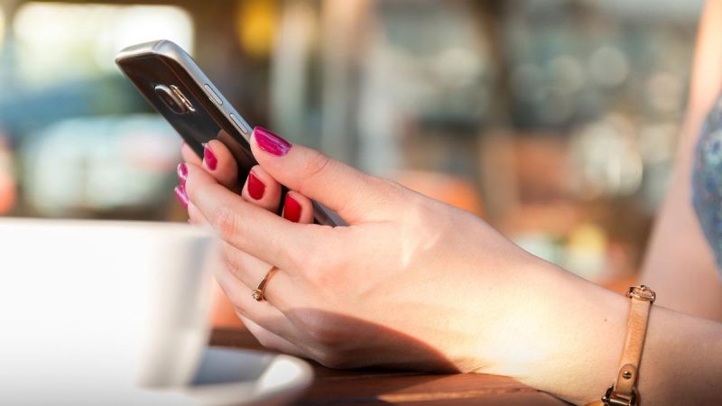 Mujer modificó su apariencia con inteligencia artificial y logró estafar a 311 hombres