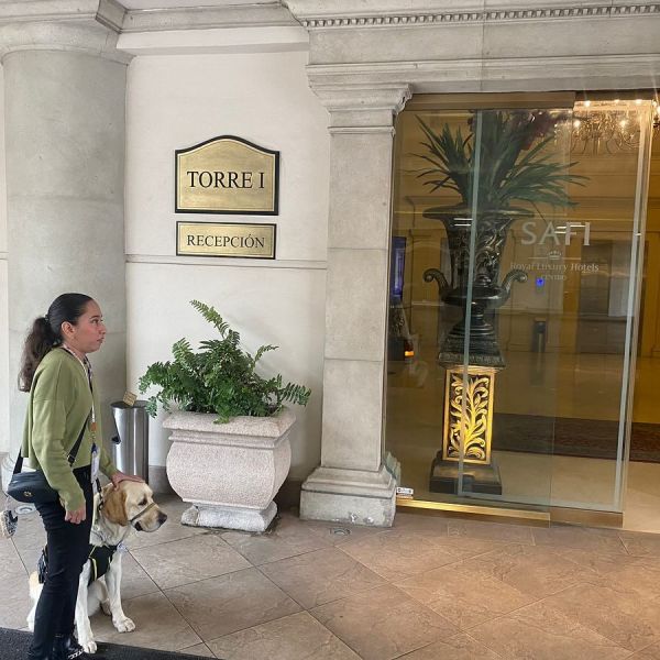 Exhiben hotel de Monterrey por no dejar entran a joven invidente con su perro guía