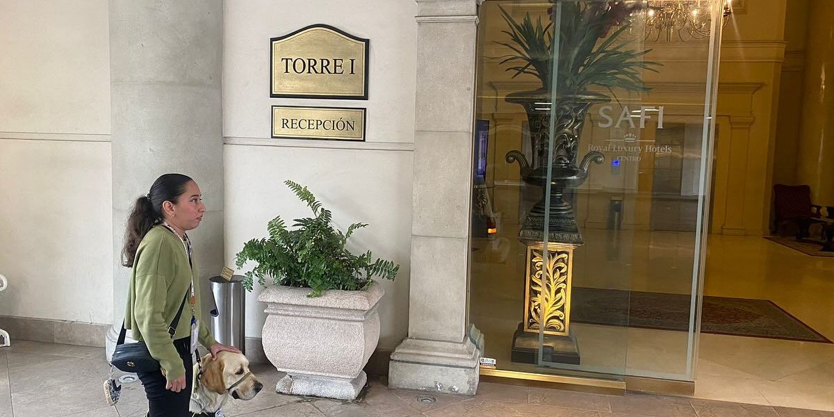 Exhiben hotel de Monterrey por no dejar entran a joven invidente con su perro guía