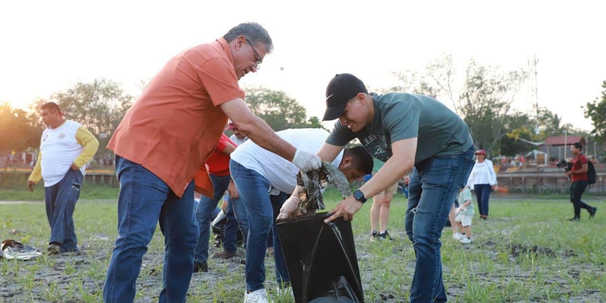 Suman esfuerzos colaboradores del ayuntamiento para limpiar la Laguna Del Champayán