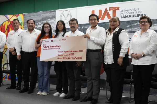 UAT y Secretaría de Educación entregan más de 8000 becas a universitarios