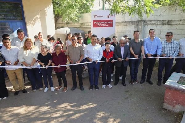 Cumple Lalo Gattás a alumnos y maestros de la primaria José Martínez y Martínez