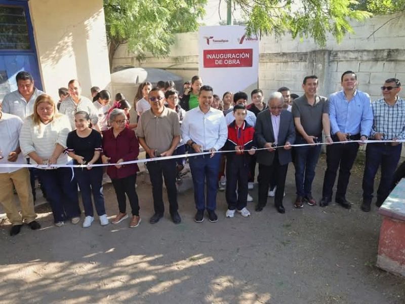 Cumple Lalo Gattás a alumnos y maestros de la primaria José Martínez y Martínez
