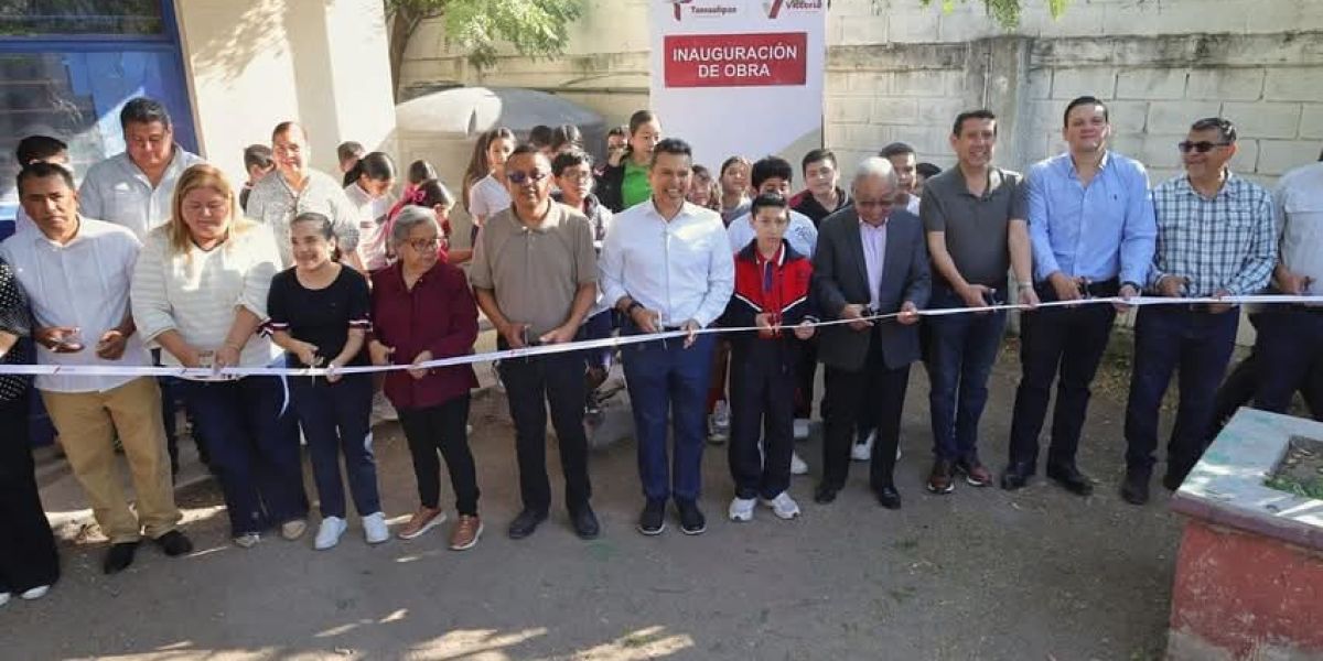 Cumple Lalo Gattás a alumnos y maestros de la primaria José Martínez y Martínez