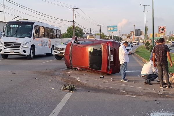 Volcadura en avenida del Industria de Altamira deja una mujer lesionada y daños materiales