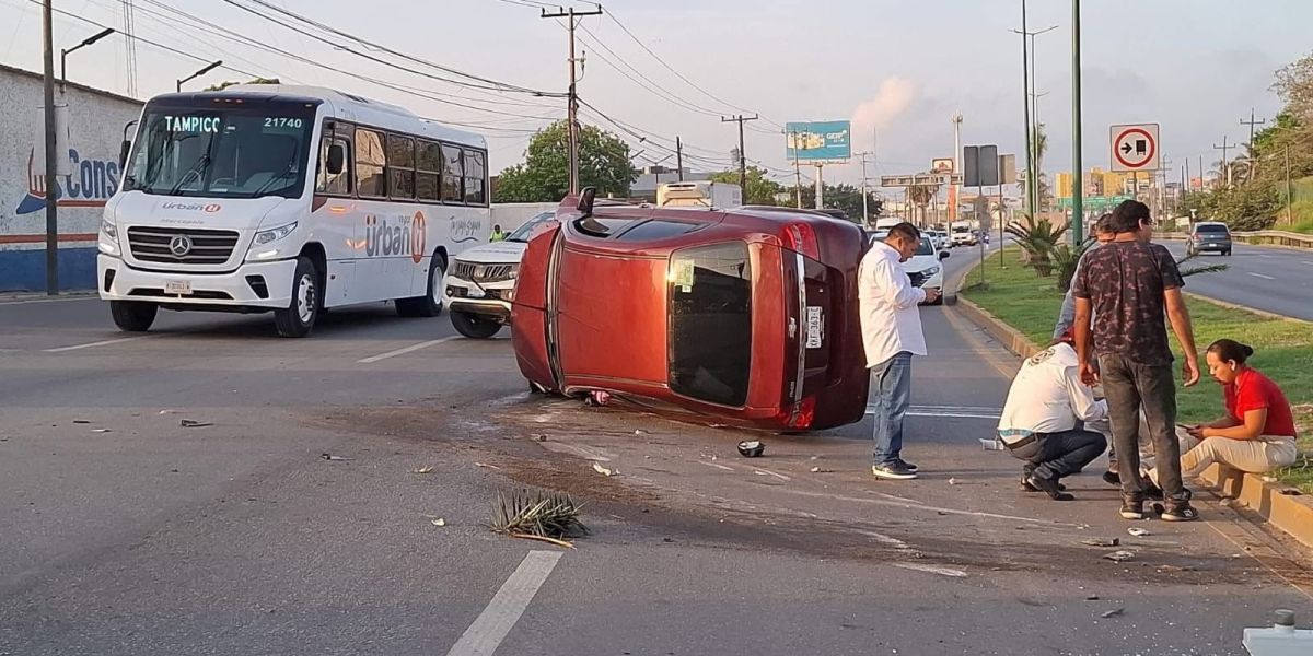 Volcadura en avenida del Industria de Altamira deja una mujer lesionada y daños materiales